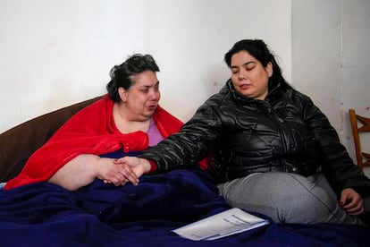 Pilar de la Rosa Iglesias llora junto a su hija Rebeca.