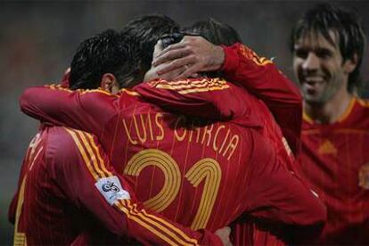 Luis García se abraza con sus compañeros tras uno de sus goles.