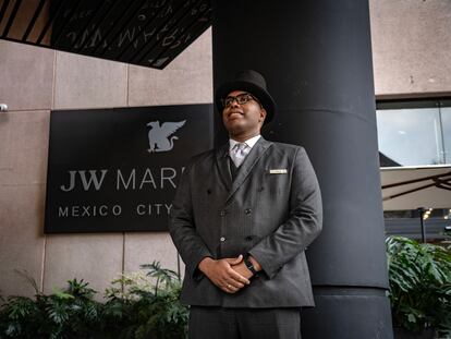 Ronald Minaya en su trabajo en el hotel JW Marriott de Polanco, en Ciudad de México, en 2024.