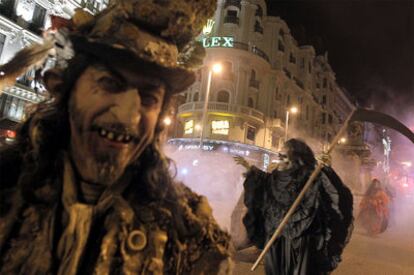 La muerte acecha a los madrileños en el pasacalles de la Gran Vía.