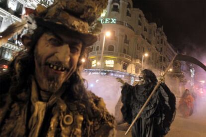 La muerte acecha a los madrile?os en el pasacalles de la Gran Va.