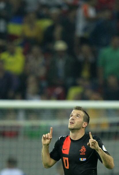 Van Der Vaart celebra uno de los goles.