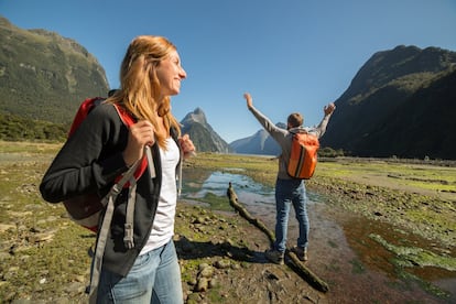 Nueva Zelanda irradia la misma felicidad que el final de 'El Señor de los Anillos', cuando el mal es erradicado de la Tierra Media. La saga cinematográfica mostró al mundo las maravillas naturales del hogar de su director, Peter Jackson. La Isla Norte, más ancha y más corta, con un clima más cálido, lagos, aguas termales, paisajes volcánicos, con el imponente Ruapehu en su centro, playas, viñedos y la sofisticada ciudad de Wellington. La Isla Sur, más larga y estrecha, tiene algunos de los mejores enclaves del mundo para ver ballenas. Pueblos de postal y ciudades como Christchurch y Dunedin, jóvenes y relajadas bajo su fachada victoriana; o Queenstown, considerada capital mundial de los deportes extremos. En la foto, excursionistas en Milford Sound, en la Isla Sur.