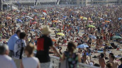 Los turistas abarrotan la playa de La Concha, en San Sebastián.