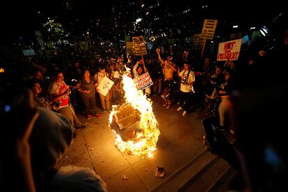 Una piñata con la imagen de Donald Trump es quemada en la ciudad de Los Angeles, California.