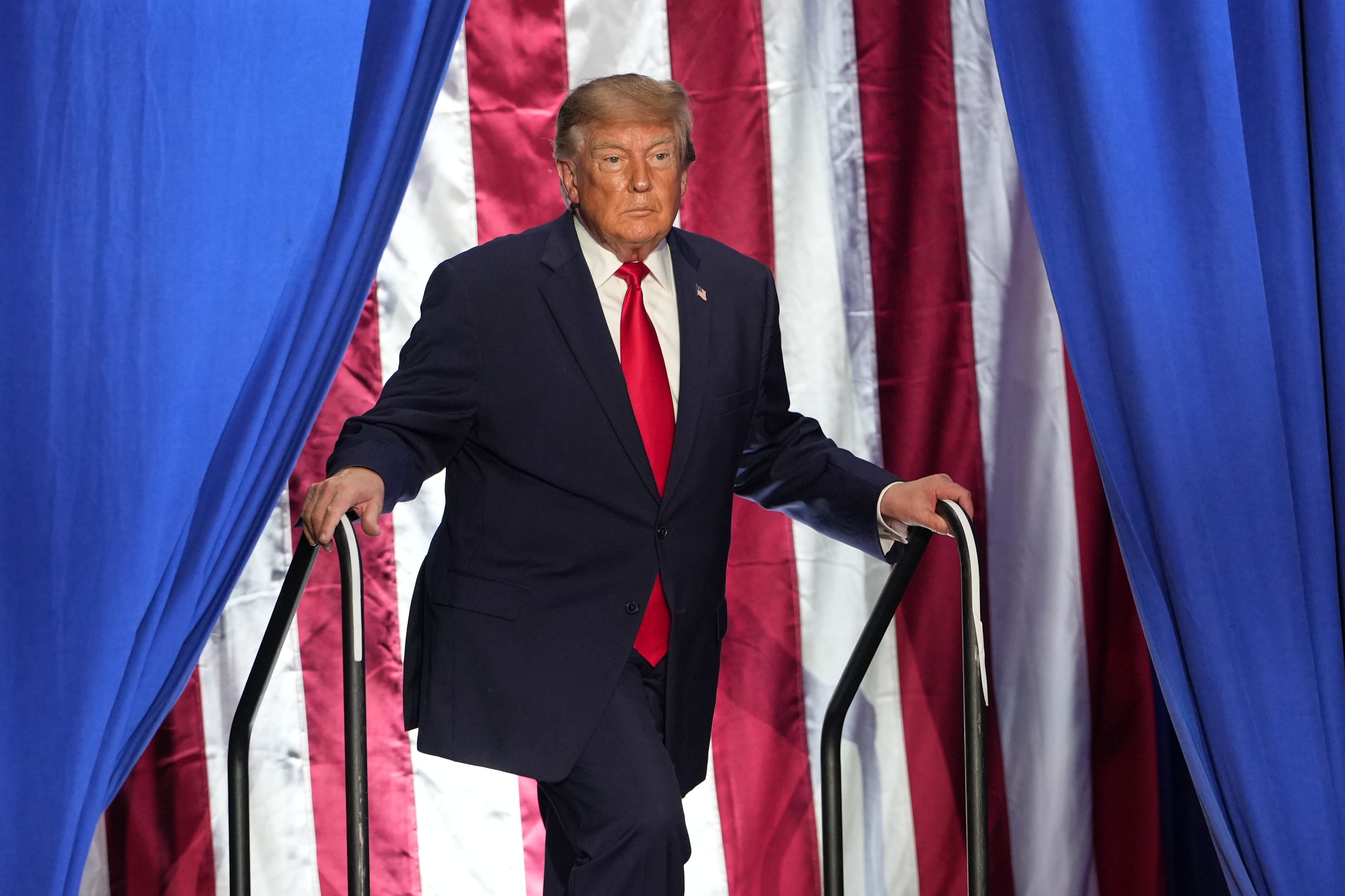 “Examiné su culo y luego miré sus pies, su mandíbula…”: Por qué Trump parece obsesionado con alabar el físico de los hombres