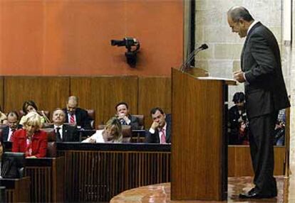 Manuel Chaves, durante su discurso de ayer en el Parlamento.