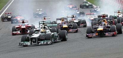 Hamiltony Vettel, en la primera curva de la carrera.