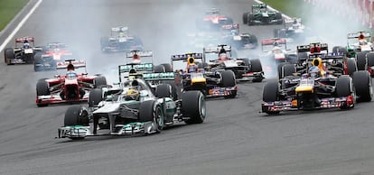 Hamiltony Vettel, en la primera curva de la carrera.