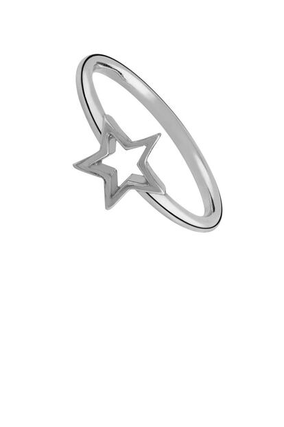 Anillo con estrella hueca de plata. Es de Aristocrazy (29 euros).