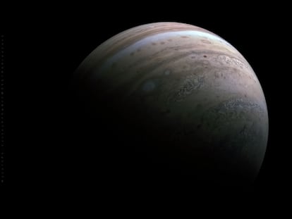 Júpiter, captado por 'Juno', con su lunas Ío y Europa de fondo, a la derecha del planeta.