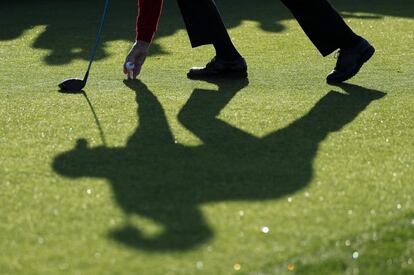 Jack Nicklaus arroja una sombra mientras prepara la pelota durante el inicio ceremonial antes de la primera ronda del torneo de golf Masters 2018 en el Augusta National Golf Club en Augusta, Georgia (EE UU).