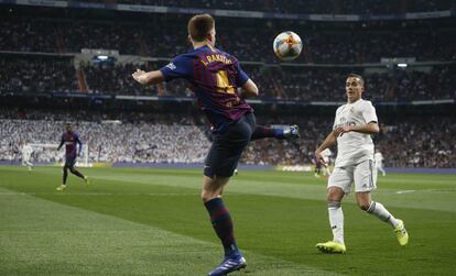 El centrocampista del Barcelona, Ivan Rakitić, controla el balón ante Lucas Suárez, del Real Madrid.