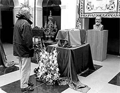 El alcalde de Guadix, José Luis Hernández, muestra las últimas botas de Pedro Antonio de Alarcón.