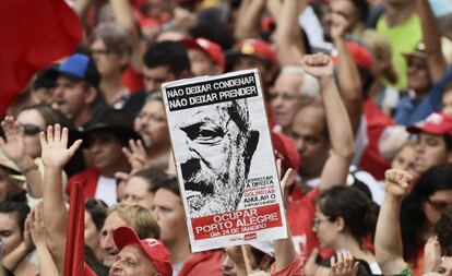 Manifestantes durante protesto a favor de Lula em Porto Alegre.