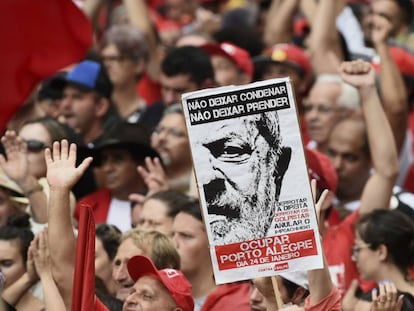 Manifestantes durante protesto a favor de Lula em Porto Alegre.