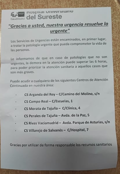 Una foto cedida de una las octavillas repartidas en el Hospital del Sureste, donde animan a los pacientes a acudir a las urgencias de los centro de salud cercanos por la sobrecarga en las del hospital.