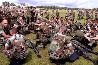 <I>Marines</I> estadounidenses mientras esperan en Camp Lejeune a ser trasladados en helicóptros hacia el portaaviones <I>Bataan</I>, rumbo al Mediterráneo.