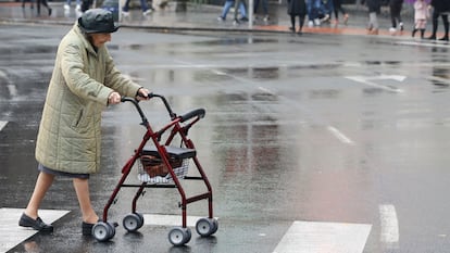 Persona mayor cruzando un paso de cebra en Bilbao.