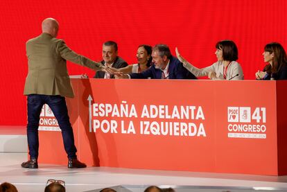 El secretario general de CC OO, Unai Sordo (izquierda), tras su intervención. 
