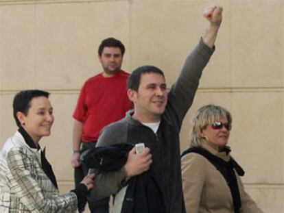 Arnaldo Otegi saluda puño en alto al llegar a la Audiencia Nacional.