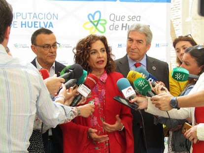 Mar&iacute;a Jes&uacute;s Montero atiende a los medios en Huelva