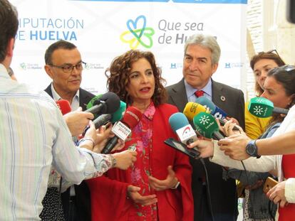 Mar&iacute;a Jes&uacute;s Montero atiende a los medios en Huelva