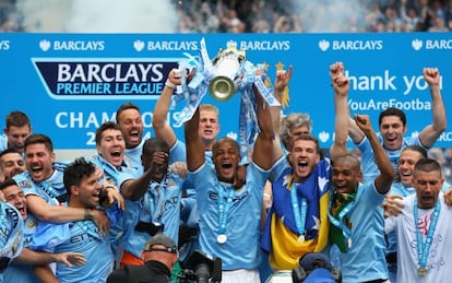 Kompany levante el título de campeón.