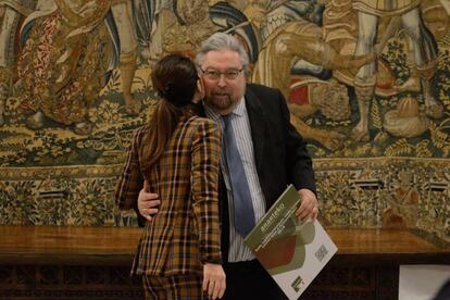 El Arateko, Manuel Lezertua, saluda este miércoles a la presidenta del Parlamento vasco, Bakartxo Tejeria.