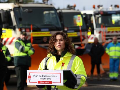 La presidenta de la Comunidad de Madrid, Isabel Díaz Ayuso, presenta el plan de inclemencias invernales en el puerto de Cotos (Madrid), este viernes.