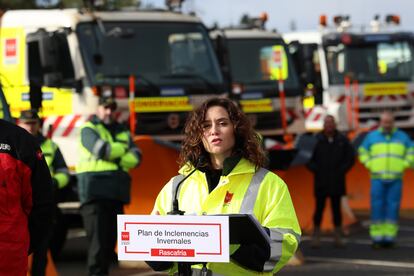 La presidenta de la Comunidad de Madrid, Isabel Díaz Ayuso, presenta el plan de inclemencias invernales en el puerto de Cotos (Madrid), este viernes.