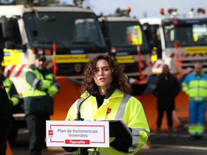 La presidenta de la Comunidad de Madrid, Isabel Díaz Ayuso, presenta el plan de inclemencias invernales en el puerto de Cotos (Madrid), este viernes.