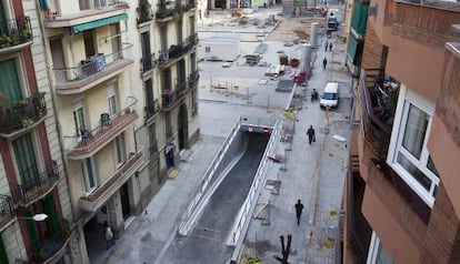 Entrada al aparcamiento ya lista junto a las obras inacabadas de la plaza de las Navas.