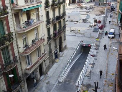 Entrada al aparcamiento ya lista junto a las obras inacabadas de la plaza de las Navas.