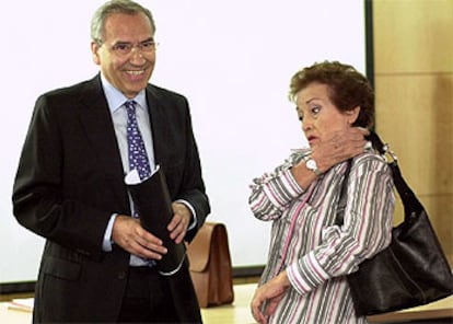 Amparo Baró y Alfonso Guerra, durante la grabación del capítulo.