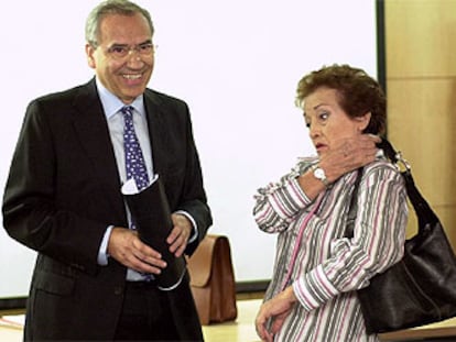 Amparo Baró y Alfonso Guerra, durante la grabación del capítulo.