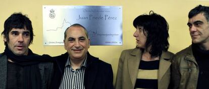 Los hijos de Juan Priede, junto al secretario general de los socialistas guipuzcoanos, Iñaki Arriola, segundo por la izquierda, durante el homenaje del Ayuntamiento de Orio.