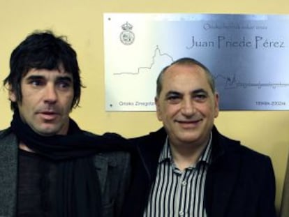 Los hijos de Juan Priede, junto al secretario general de los socialistas guipuzcoanos, Iñaki Arriola, segundo por la izquierda, durante el homenaje del Ayuntamiento de Orio.