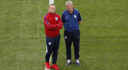 Rooney habla con Hodgson, ayer en el V&eacute;lodrome de Marsella.