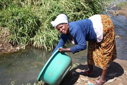 Dorothy Zulu, de 54 a&ntilde;os, lava su ropa en Lusaka, Zambia.