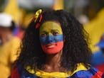 Una mujer con la bandera de Colombia pintada en su rostro participa en una nueva jornada de protestas contra la reforma tributaria, hoy en Cali (Colombia). 