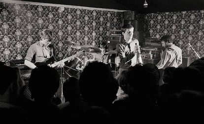 Los miembros de Joy Division, Bernard Sumner, Stephen Morris, Ian Curtis y Peter Hook, en un concierto en Mánchester en 1979.