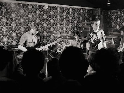 Los miembros de Joy Division, Bernard Sumner, Stephen Morris, Ian Curtis y Peter Hook, en un concierto en Mánchester en 1979.