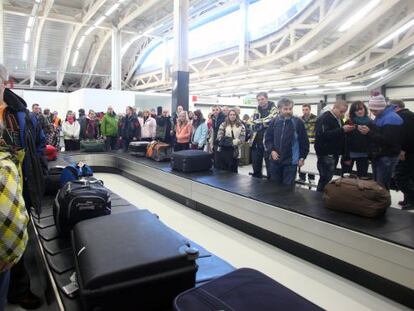 Esquiadores británicos a su llegada al aeropuerto de Alguaire.