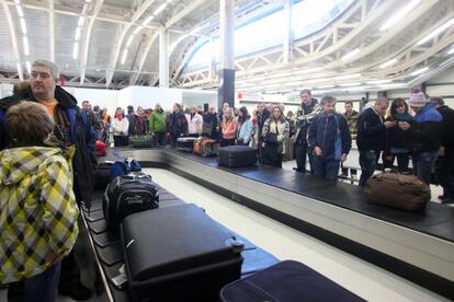 Esquiadores británicos a su llegada al aeropuerto de Alguaire.