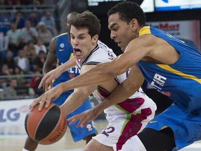 Heurtel pelea un balón con Landesberg.