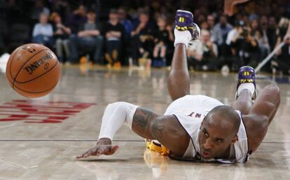 Kobe Bryant, de los Lakers, se tira al suelo para recuperar el balón.