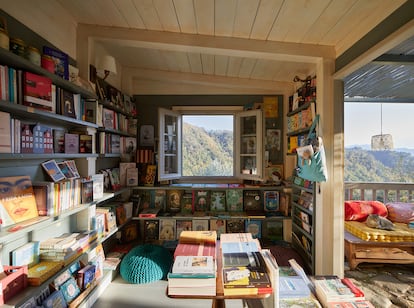 Donati recomienda títulos a los clientes que se acercan a su librería.