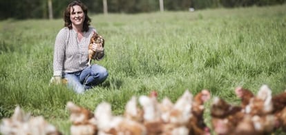 Nuria Varela, con sus gallinas en la explotación de Antas de Ulla (Lugo).