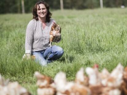 Nuria Varela, con sus gallinas en la explotación de Antas de Ulla (Lugo).